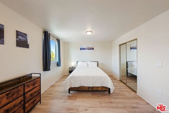 Building Photo - 5912 S Flower St