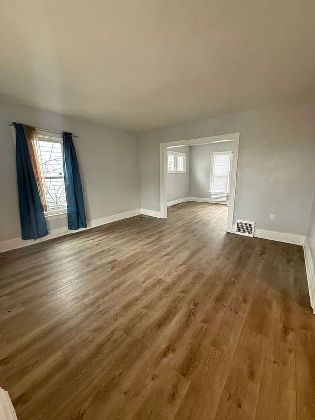 Building Photo - Downtown Mt. Clemens Home