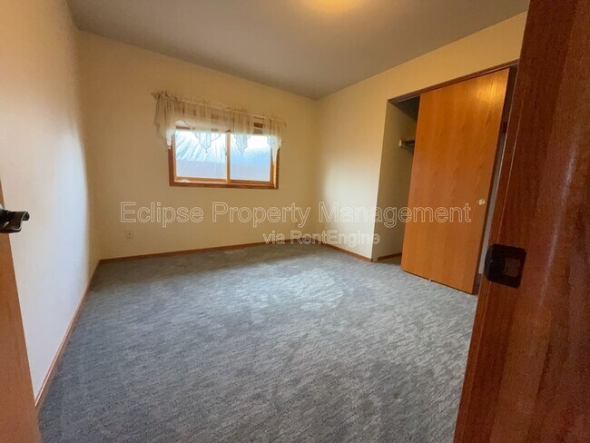 Building Photo - 2737 Sierra Vista Dr