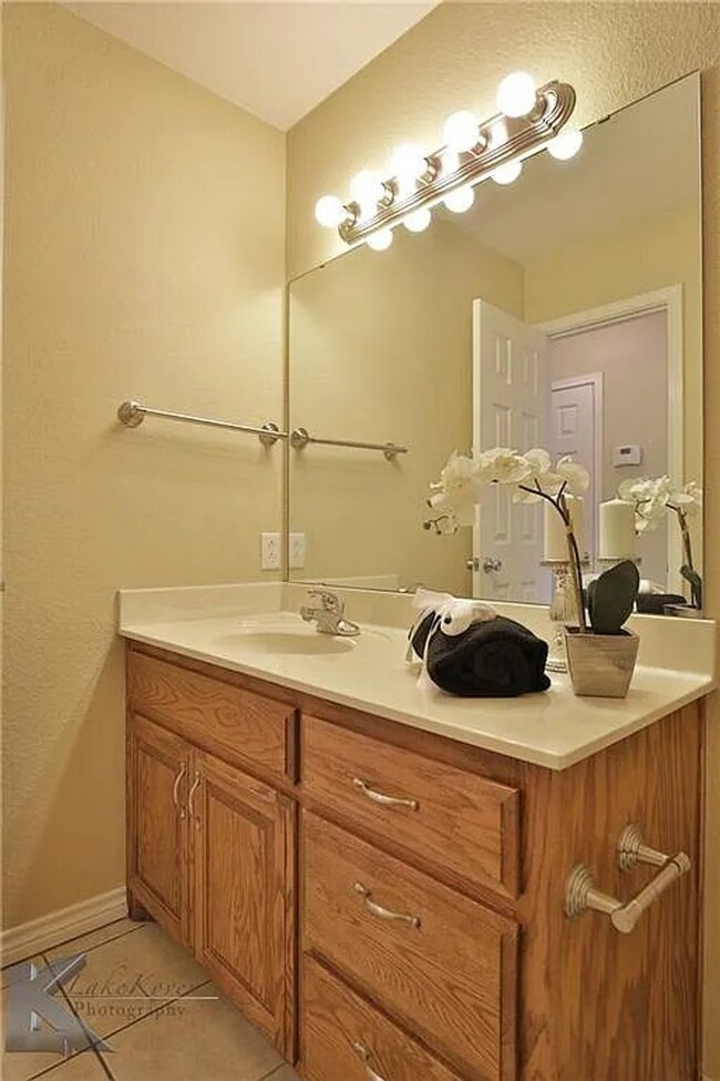 Building Photo - Cute 3-bedroom, 2-bath home