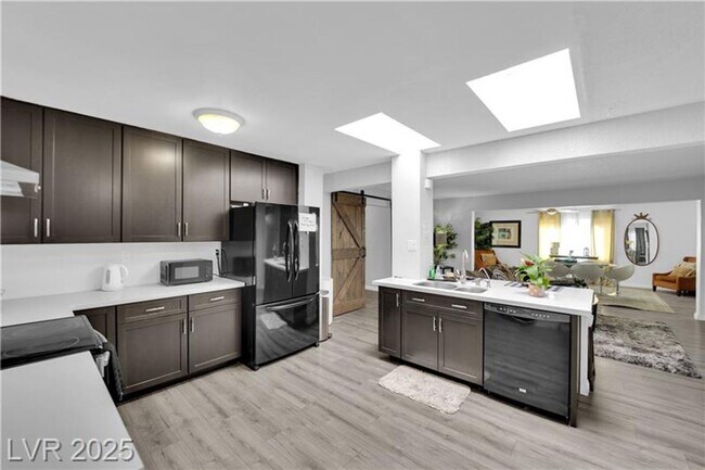 Building Photo - A Must See!! 5 bedroom 3.5 Bathroom home i...