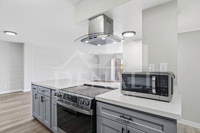 Building Photo - 425 W Paseo Redondo