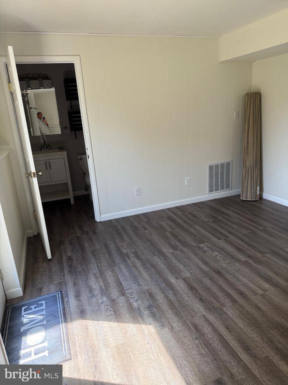 Building Photo - 5079 Macnamara Dr