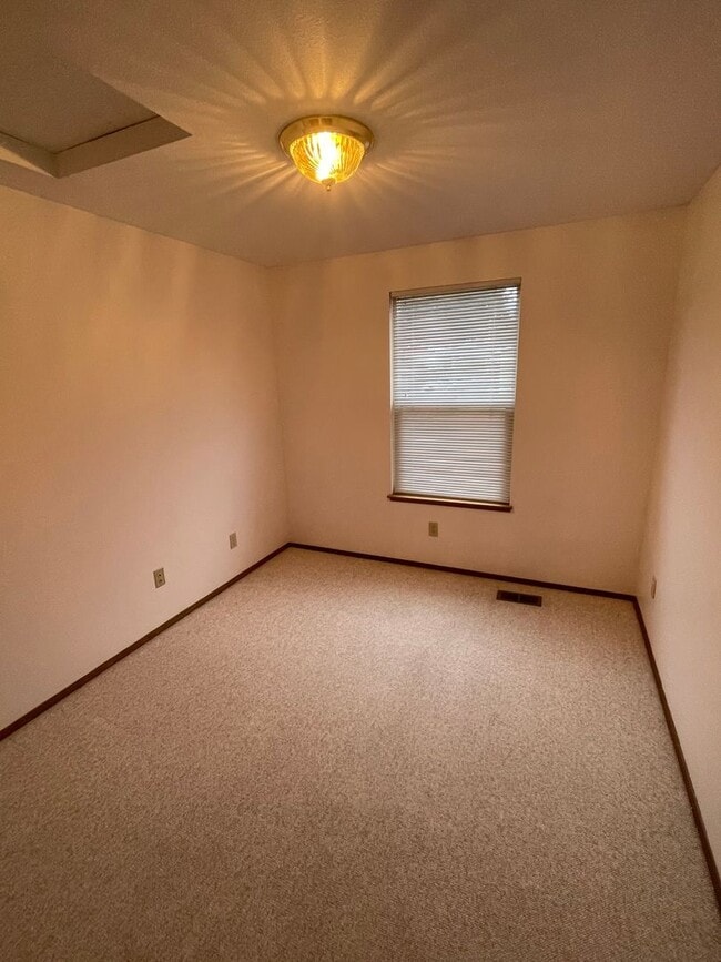 Building Photo - Beautiful 3 Bedroom Home! Pets Negotiable!