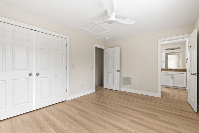 Building Photo - House in Kenilworth - Beautifully Refreshed!