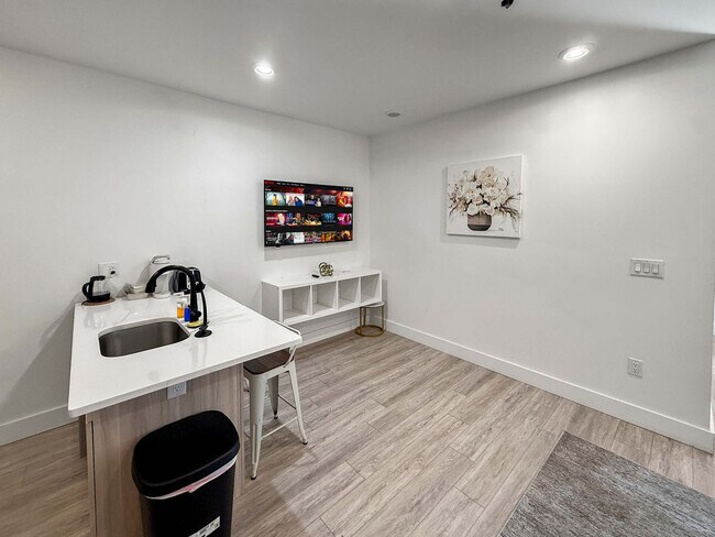 Building Photo - 2400 E Huntingdon St