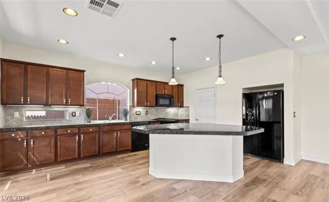 Building Photo - 5945 Lambert Bridge Ave