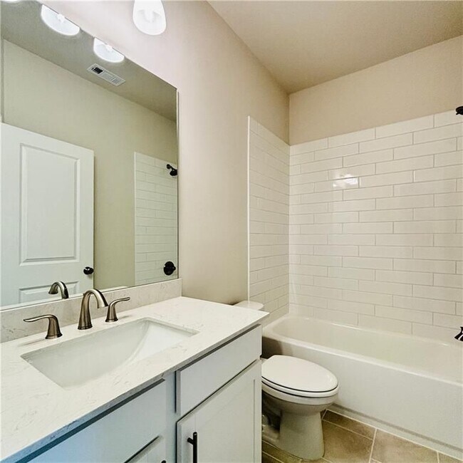Building Photo - 657 SUMMIT HILL Way