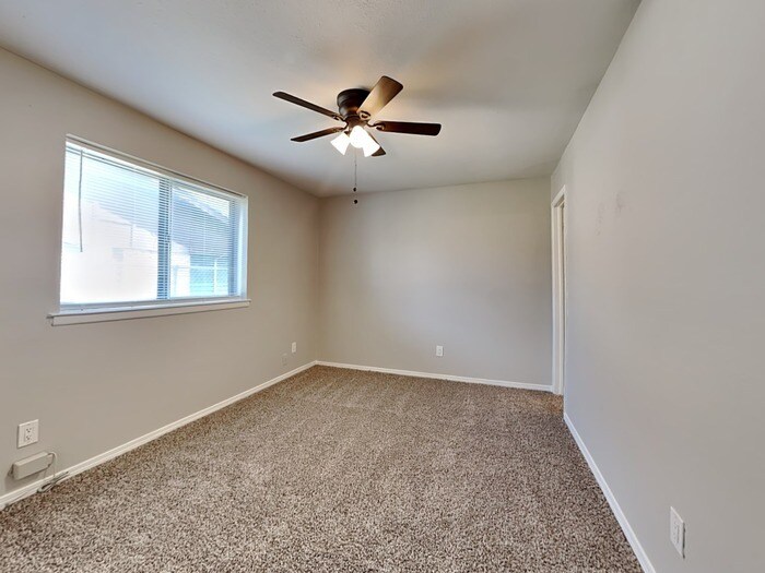 Building Photo - 2116 Crockett Dr