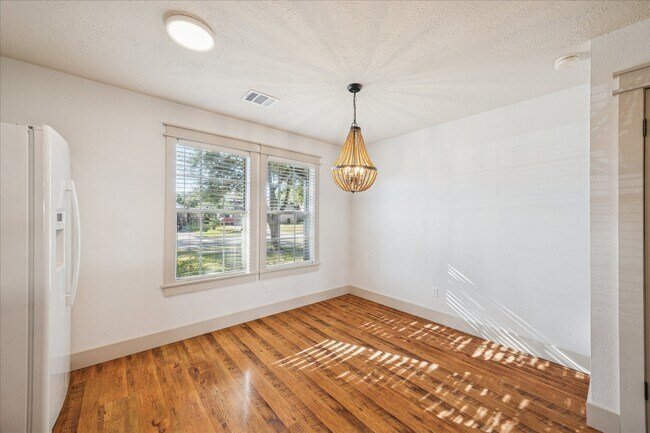 Building Photo - 2824 Meadow Brook Ct