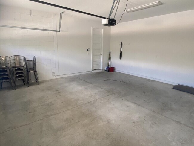 Building Photo - 350 Lasso Dr