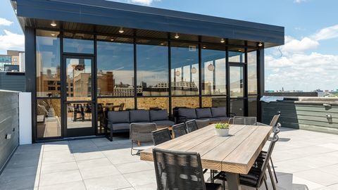 Building Photo - 729 N Sangamon St