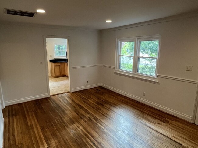 Building Photo - 2 Bed Back Unit in Uptown!