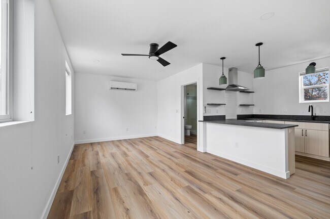 Building Photo - 609 E 5th St