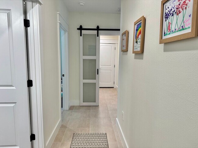 Building Photo - Stunning 4/3 with NO REAR NEIGHBORS!