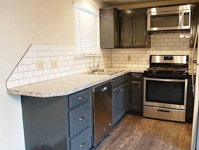 Primary Photo - 980 N Lewis Ave