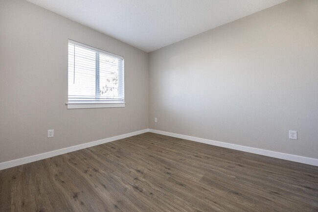 Building Photo - 3 bedroom, 2.5 bathroom home - SE Portland