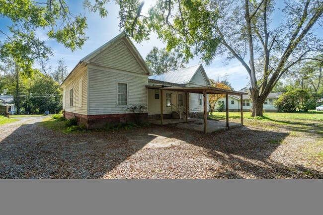 Building Photo - Talladega Beauty! Renovated 4BR/2BA with Huge Covered Porch