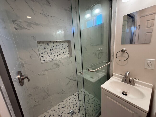 Building Photo - 4BD/2BA on East Falls! Newer Build & Rooftop Deck!