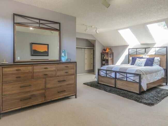 Building Photo - 4 Bedroom Tualatin Home Available - Inquir...