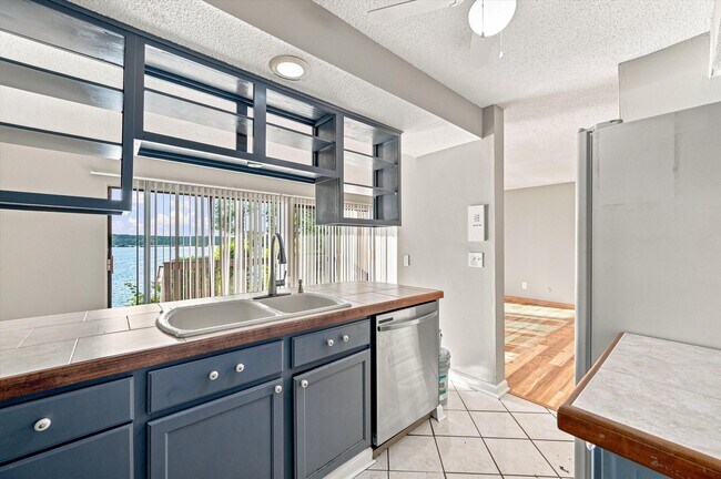 Building Photo - 893 Cliffs Dr