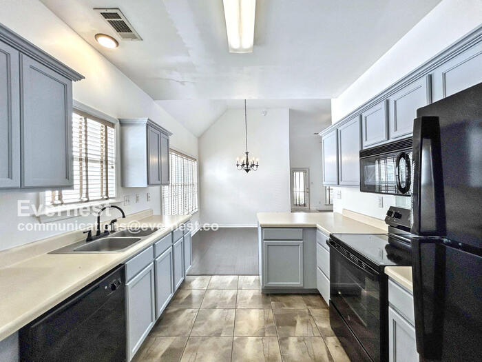 Building Photo - 1079 River Isle Dr