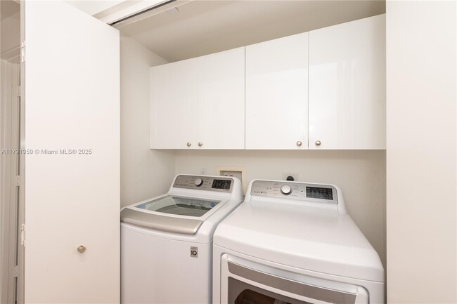 Building Photo - 901 Brickell Key Blvd