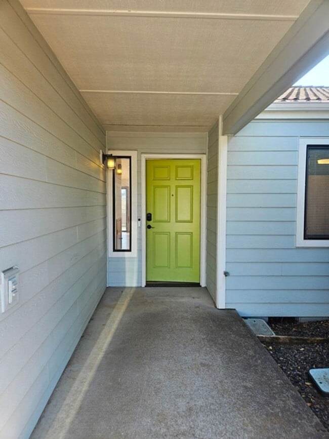 Building Photo - 3Bd/2Ba Single Story Home-For viewing!