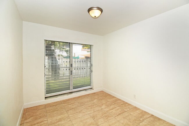 Building Photo - 630 Prosperity Farms Rd
