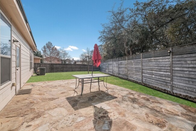 Building Photo - Bright & Spacious Home in Comal ISD