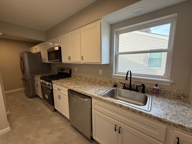 Building Photo - Private Charming Home!