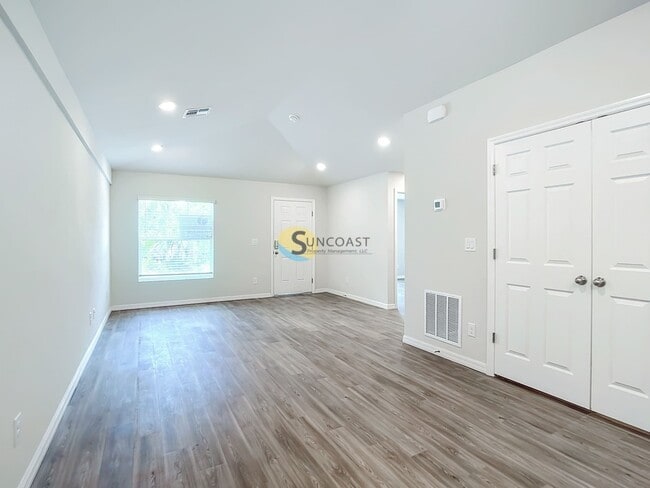 Building Photo - 15070 Dania Ave