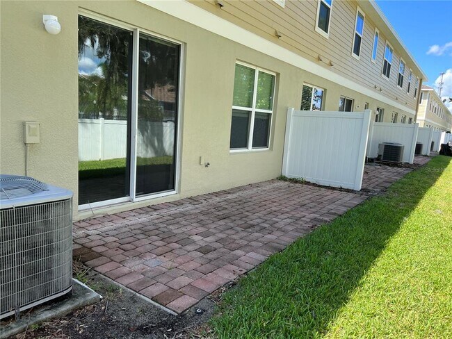 Building Photo - 4850 Poolside Dr