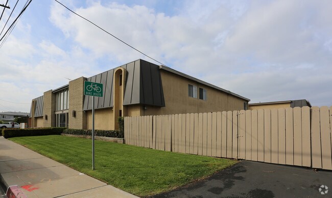 Primary Photo - Bronze Door Apartments