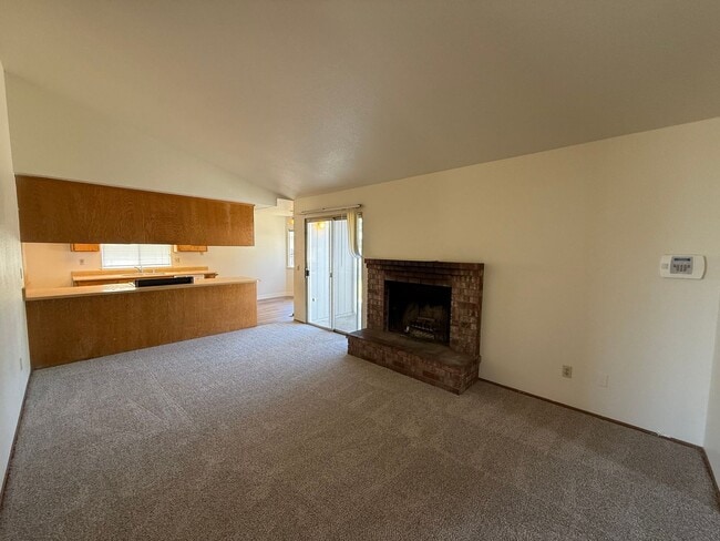 Building Photo - Spacious 4bed 2bath home in the Rio Linda/...