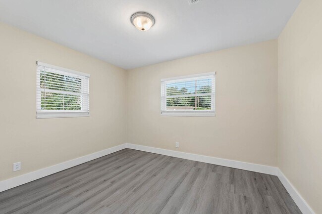 Building Photo - Mid-Century  3 bed/ 2 bath rental home with a huge bonus room