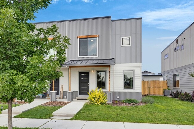 Building Photo - 3 Bed 2.5 Bath Townhome With Garage | $2,6...
