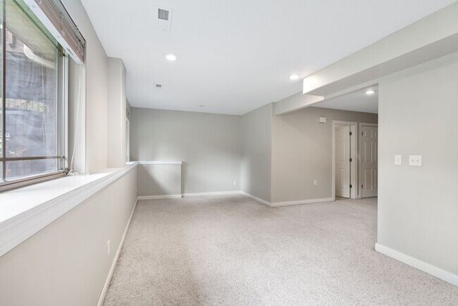 Building Photo - $2,500 | 4 Bedroom, 3.5 Bathroom Multi Flo...