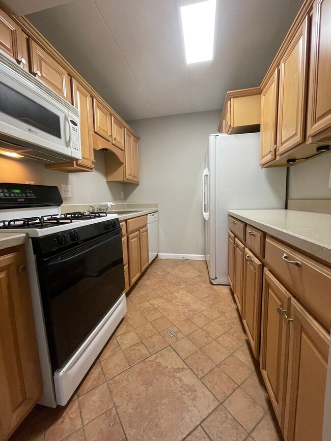 Building Photo - Leesburg Condo: 2 BD / 1 FB new floors/pai...