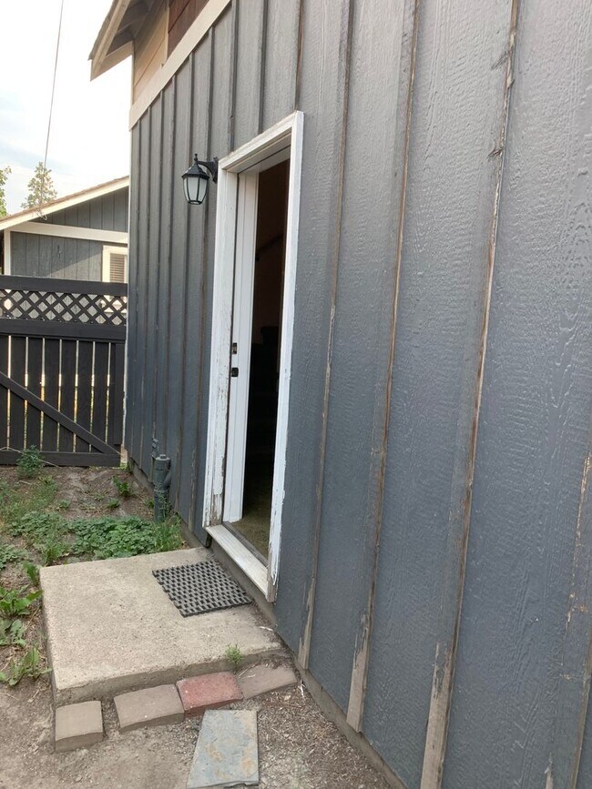 Building Photo - Studio in Downtown Bend with Garage