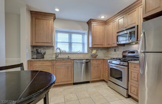 Building Photo - 17 Heritage Dr