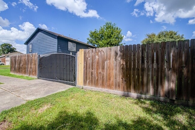 Building Photo - 402 Tresvant Dr