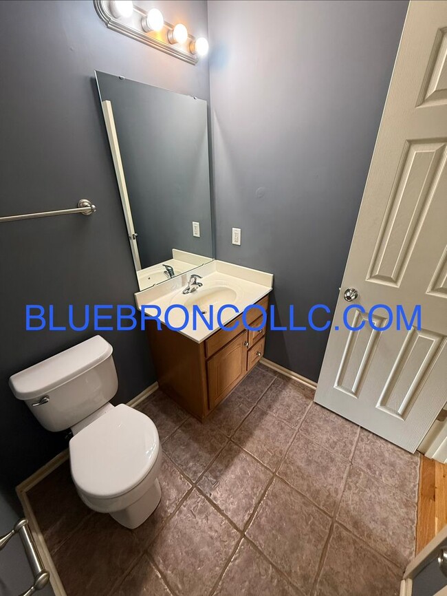 Building Photo - Spacious unit with Beautiful hardwood floors and nice touches throughout!