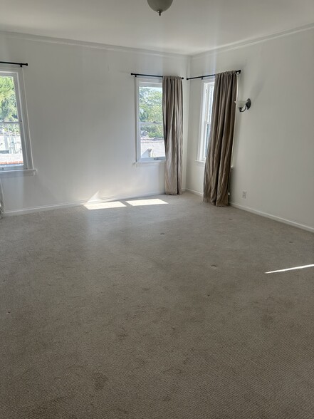 Bedroom - 612 N Plymouth Blvd