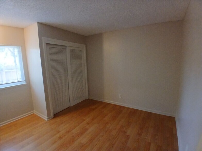 Building Photo - 9952 Vanguard Dr