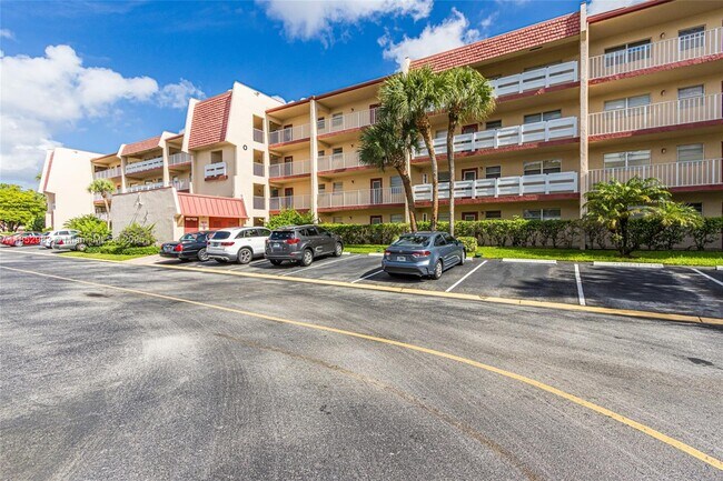 Building Photo - 1010 Country Club Dr