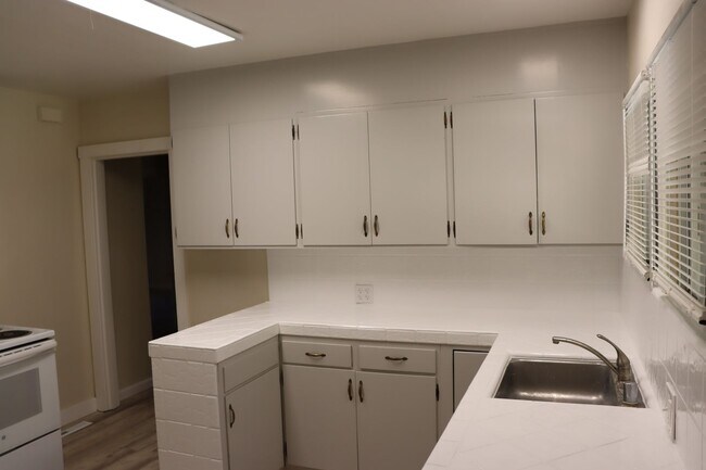 Building Photo - Single Family Home Centrally Located off H...