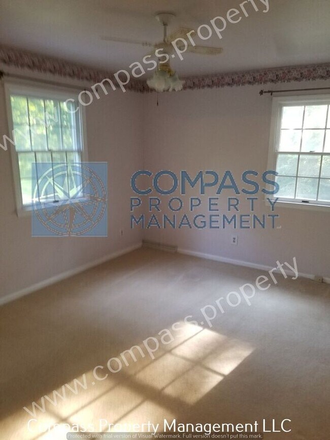 Building Photo - $2495 - 3 Bed Farm House on a Large Peacef...