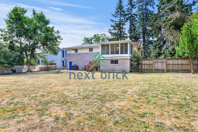 Building Photo - Charming 3-Bedroom Edmonds Home with 2 Full Baths and Spacious 1982 Sq. Ft. Living Space!