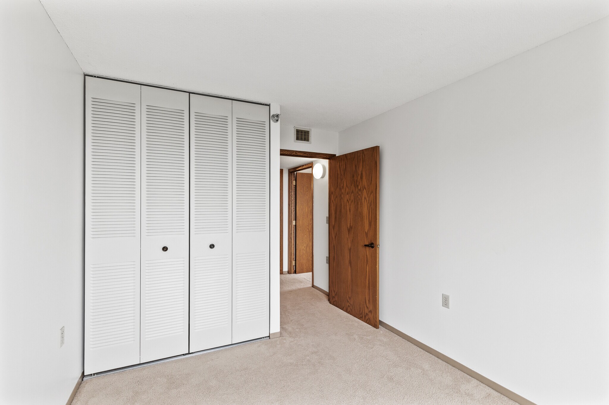 Building Photo - 6615 Lake Shore Dr S
